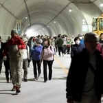 開通前のトンネルでウオーキングを楽しむ参加者＝笠波トンネル