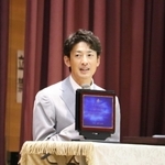 母校の小坂小学校で講演する能見篤史さん＝豊岡市出石町鳥居