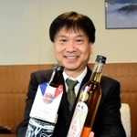 蔵マスターで入賞した竹泉の「生酛純米　幸の鳥　兵庫錦」と「純米山田錦　梅酒」、田治米博貴社長＝朝来市役所