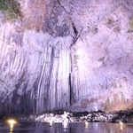 水面もライトで染まった青龍洞＝豊岡市赤石