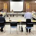 ２６日に漁業者や観光事業者の意見交換会があり、県機船底曳網漁業協会の川越一男会長はズワイガニの安定供給を約束した＝香美町香住区香住