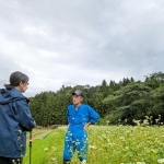 ナカツカサファームの中務喜紹さん（右）と語らう河合美智子さん（河合さん提供）