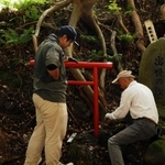 鳥居を設置する龍野コルク工業の社員＝瀞川稲荷神社