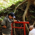 鳥居を設置する龍野コルク工業の社員＝瀞川稲荷神社