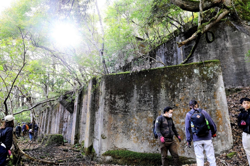 山中の巨大コンクリート建造物「地域の産業遺産に」 竹野鉱山の製錬所