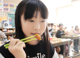 ホッコクアカエビのチリソースを食べる児童＝浜坂北小学校