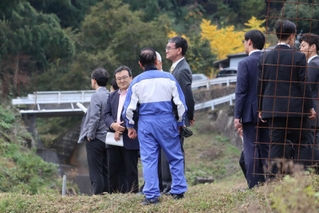 スマート農法で酒米をつくる田んぼを訪れた河野太郎デジタル相＝養父市能座