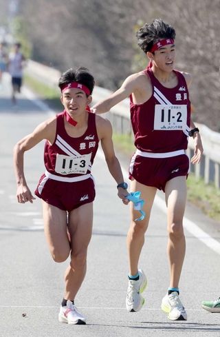 男子・豊岡の２区伊田涼助選手（右）からたすきを受け取る３区橋本一輝選手（撮影・小林良多）＝丹波篠山市内（撮影・風斗雅博）