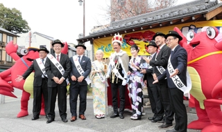かに王国の開国を祝う国王や大臣ら＝豊岡市城崎町湯島