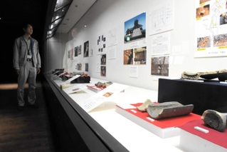 竹田城跡の発掘調査の結果がパネルや出土品などで紹介されている企画展＝朝来市埋蔵文化財センター