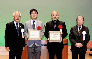 やぶ医者大賞を受賞した阿部智介医師（右から２番目）と井階友貴医師（同３番目）＝ビバホール