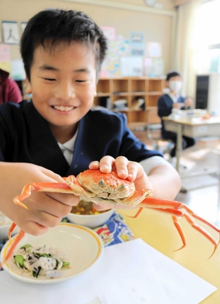 給食に届けられたセコガニを味わう児童＝豊岡市気比