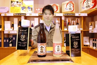 全国燗酒コンテストで最高金賞をダブル受賞した「リッチ山廃香住鶴」（左）と「山廃吟醸純米香住鶴」＝香美町香住区小原