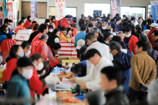 ゆでガニや活ガニを買い求める人たちでにぎわった＝浜坂漁港