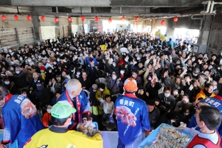 ステージからちくわをばらまく「ちくわまき大会」＝香住漁港西港