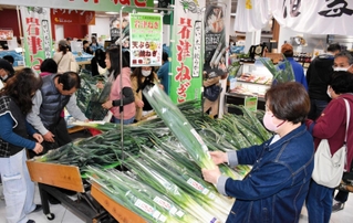 岩津ねぎの販売解禁。早速、地元の住民や観光客らが買い求めた＝道の駅「但馬のまほろば」
