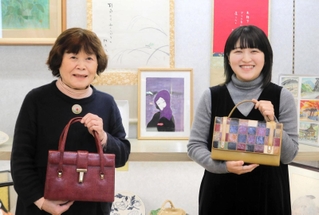 「ふるはしかばん展」を企画した宮田梨穂子さん（右）と祖母の古橋美栄子さん＝豊岡市千代田町