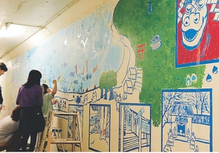 地下通路の壁面に絵を描く子どもら＝ＪＲ鎧駅