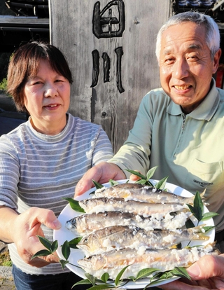 鮎のなれずしをつくる田中勝英さん、真智子さん夫妻＝道の駅あゆの里矢田川