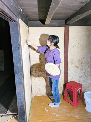 しっくいを塗る河合美智子さん＝豊岡市内（河合さん提供）