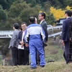 スマート農法で酒米をつくる田んぼを訪れた河野太郎デジタル相＝養父市能座