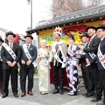 かに王国の開国を祝う国王や大臣ら＝豊岡市城崎町湯島