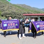 肉牛の部で名誉賞に輝いた「一範」（左）と、同部雌区で最優秀賞１席の「もみじ２の２」＝但馬家畜市場