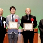 やぶ医者大賞を受賞した阿部智介医師（右から２番目）と井階友貴医師（同３番目）＝ビバホール