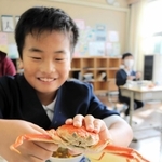 給食に届けられたセコガニを味わう児童＝豊岡市気比
