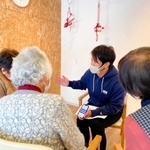 送迎業務の専用システムの使い方を利用者に説明する様子（アンズケア提供）