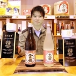 全国燗酒コンテストで最高金賞をダブル受賞した「リッチ山廃香住鶴」（左）と「山廃吟醸純米香住鶴」＝香美町香住区小原