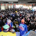 ステージからちくわをばらまく「ちくわまき大会」＝香住漁港西港