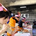 「セコがに綺麗に食べよう大会」の挑戦者たち＝１９日午前、香住漁港西港