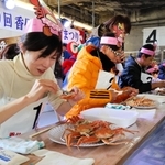 「セコがに綺麗に食べよう大会」の挑戦者たち＝１９日午前、香住漁港西港