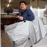 自転車を収容し、列車に乗せて運べるバッグ＝新温泉町浜坂、ＪＲ浜坂駅