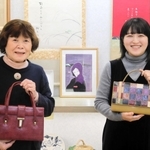 「ふるはしかばん展」を企画した宮田梨穂子さん（右）と祖母の古橋美栄子さん＝豊岡市千代田町