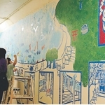 地下通路の壁面に絵を描く子どもら＝ＪＲ鎧駅