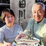 鮎のなれずしをつくる田中勝英さん、真智子さん夫妻＝道の駅あゆの里矢田川
