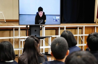 児童らと話をする阪神・坂本誠志郎捕手＝養父市養父市場