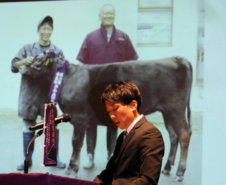 「但馬牛飼育の伝統と継承」をテーマに発表するみかた和牛会の小林一樹会長＝夢ホール