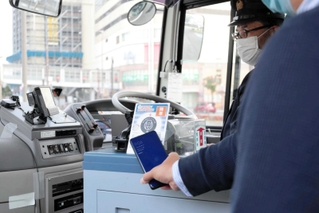 乗降時にスマートフォンで専用パネルにタッチすると、登録したクレジットカードで支払える＝ＪＲ豊岡駅