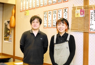 「力餅」を切り盛りする松本和也さん、昌代さん夫妻＝豊岡市城崎町湯島