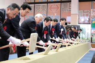 鍬入れで工事の安全などを願う関係者＝豊岡市岩井