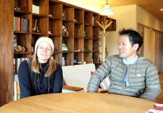 里やま工房で修業中のドイツの「旅職人」ノエミ・ベンゼルさん（左）と池口純代表取締役＝豊岡市佐野