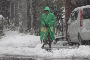 家の前の雪かきをする住民＝新温泉町芦屋（撮影・斎藤　誉）