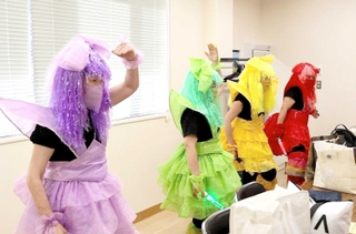 新温泉町文化祭のステージ発表前に振り付けを確認する「ももいろクロおばあＺ」＝１１月３日、夢ホール