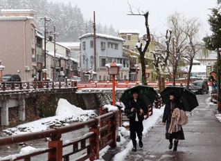雪化粧した湯村温泉街＝２３日午前、兵庫県新温泉町湯（撮影・斎藤誉）