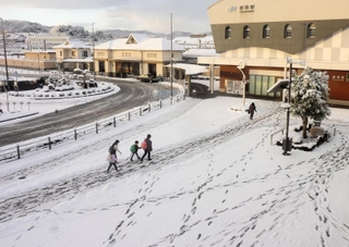 雪化粧したＪＲ豊岡駅前＝２３日午前、豊岡市大手町（撮影・大久保斉）