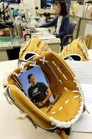 大谷翔平選手から香美町の各小学校宛てに届いたグラブ＝香美町村岡地域局