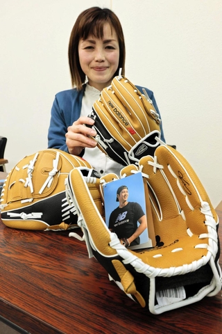 大谷翔平選手から香美町の各小学校宛てに届いたグラブ＝香美町村岡地域局